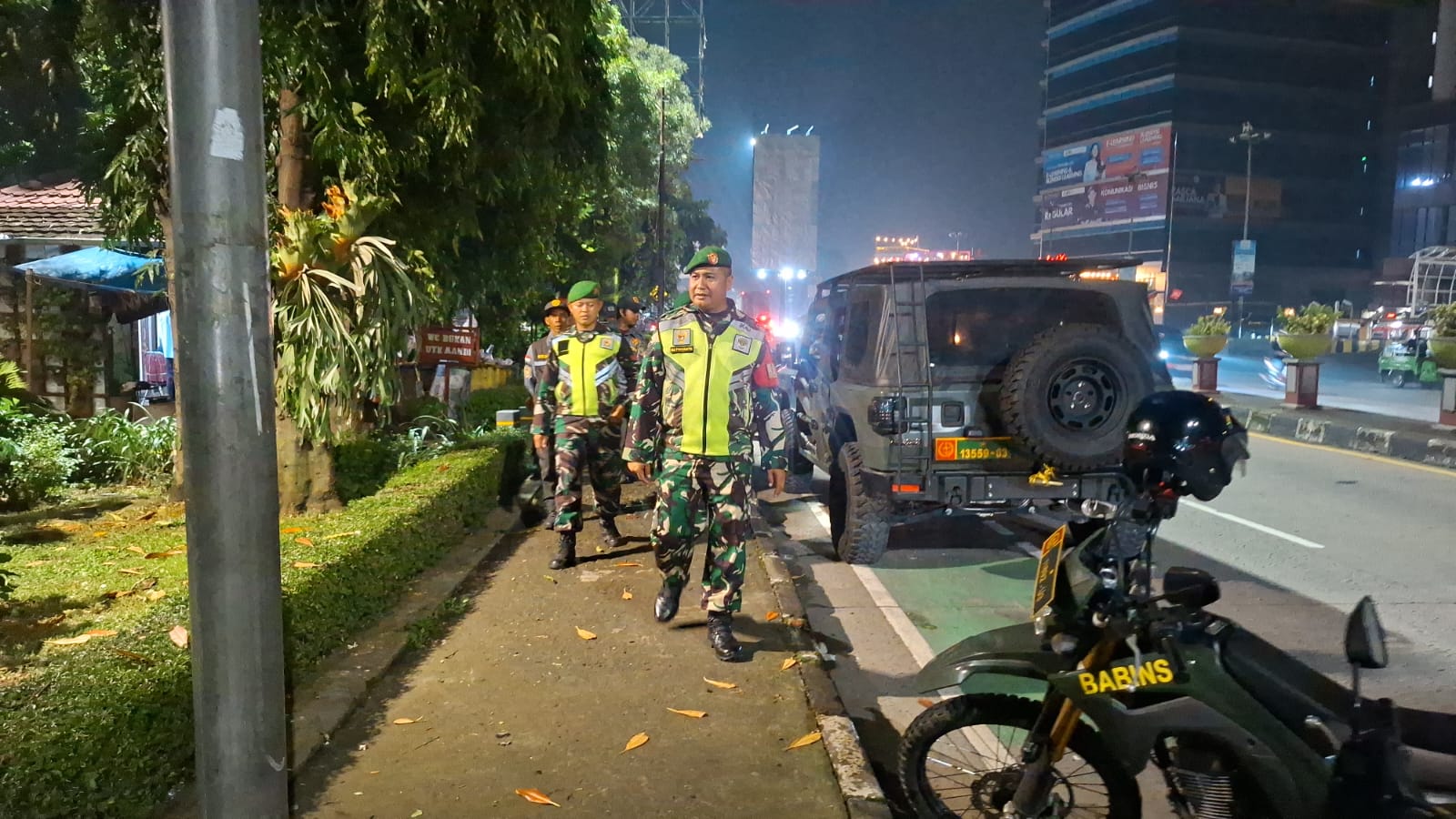 Hadir di Tengah Warga, Babinsa Koramil 03/Teluk Pucung Perkuat Keamanan Lingkungan Lewat Patroli Malam