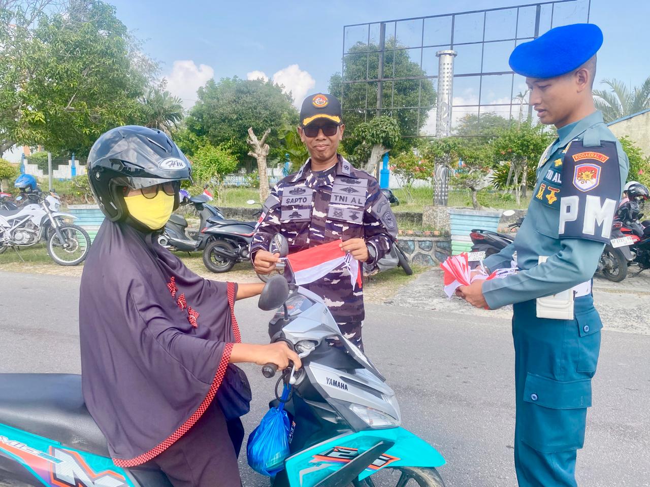 Prajurit Lanal Bintan Turut Hadiri Gerakan Pembagian Bendera Merah Putih di Bintan Utara