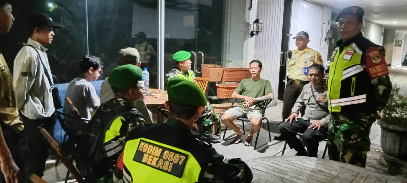 Wujudkan Rasa Aman bagi Masyarakat, Koramil 05/Bantar Gebang Gencarkan Patroli Malam Bersama Aparat Kepolisian dan Linmas