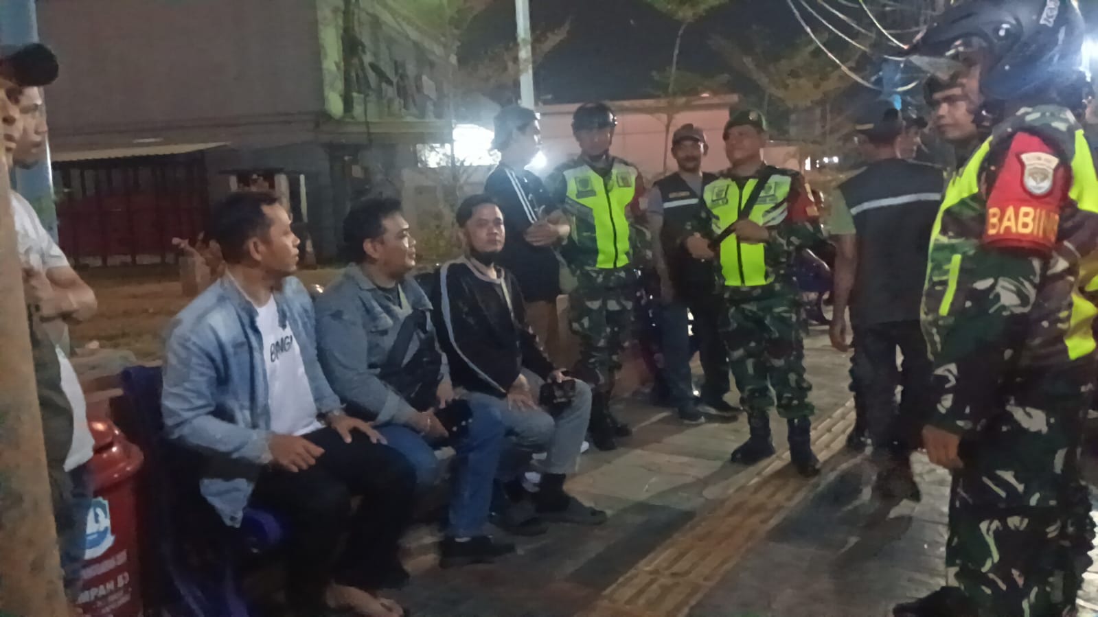 Patroli Malam Bersama, Koramil 02/Pondok Gede Pastikan Keamanan Lingkungan Tetap Terjaga