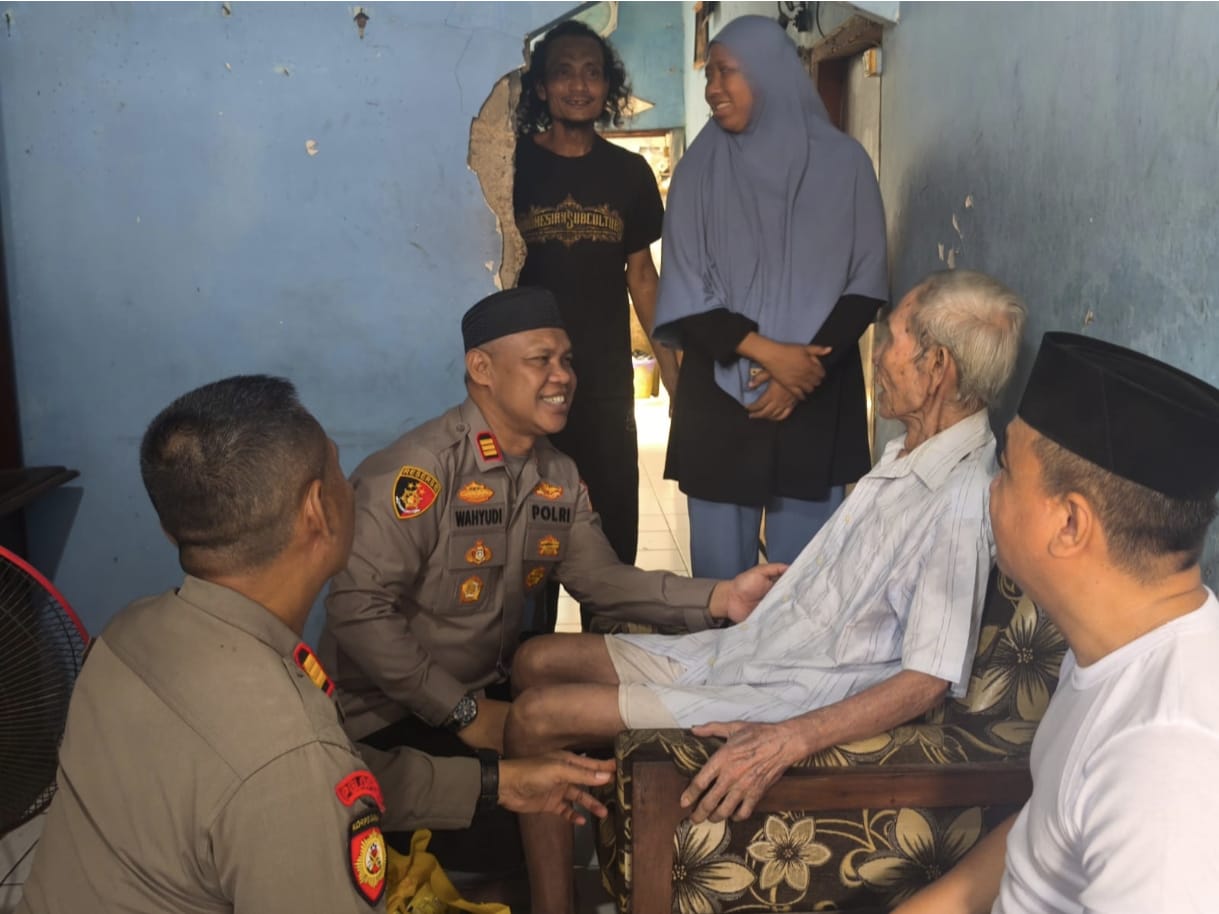 Jaga Jakarta On The Spot, Kapolsek Bekasi Barat Wujudkan Kepedulian kepada Warga Sakit dan Lansia