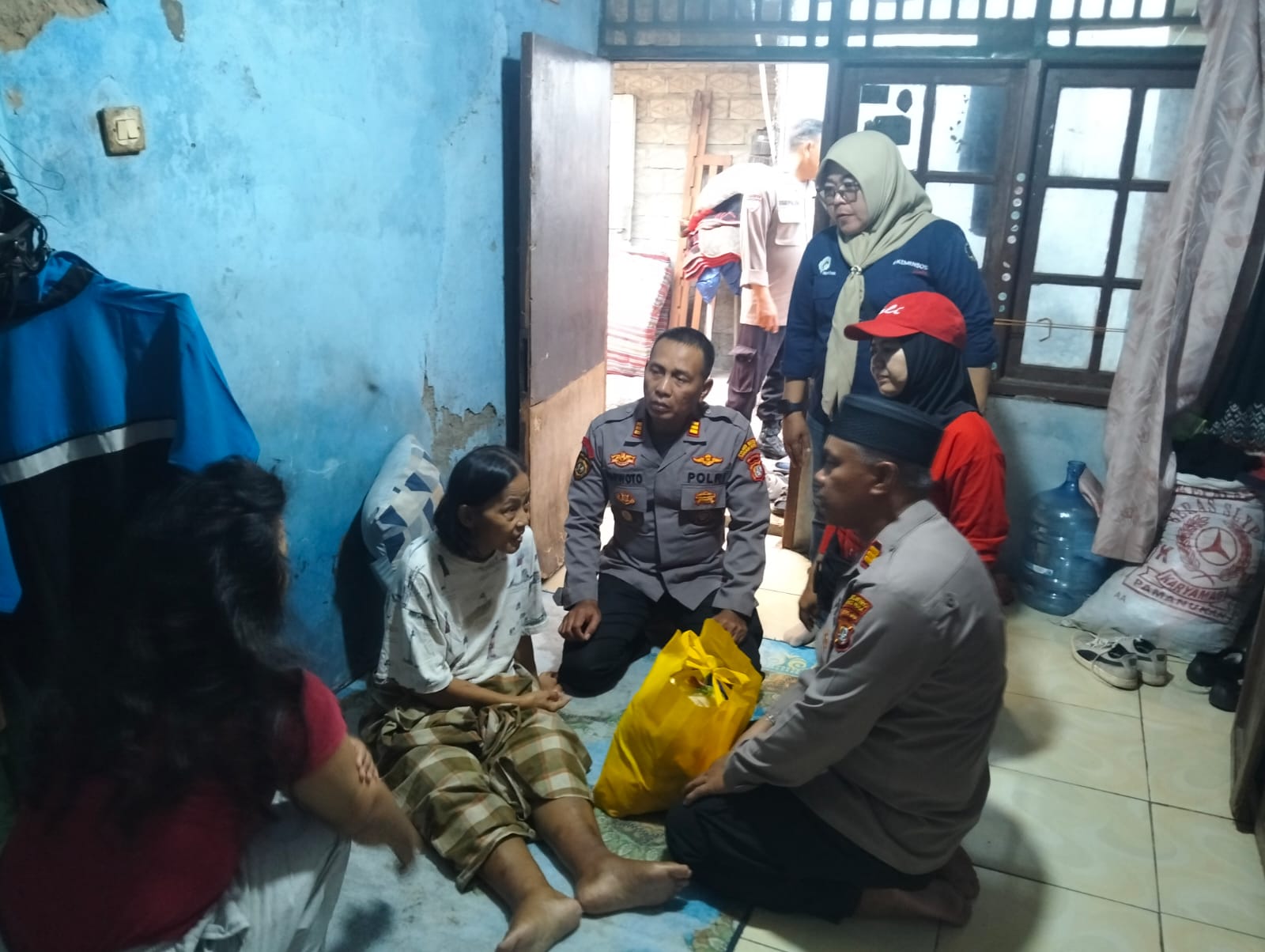 Wujud Peduli dan Empati, Kapolsek Bekasi Barat Kunjungi Warga Disabilitas dan Lansia di Kranji
