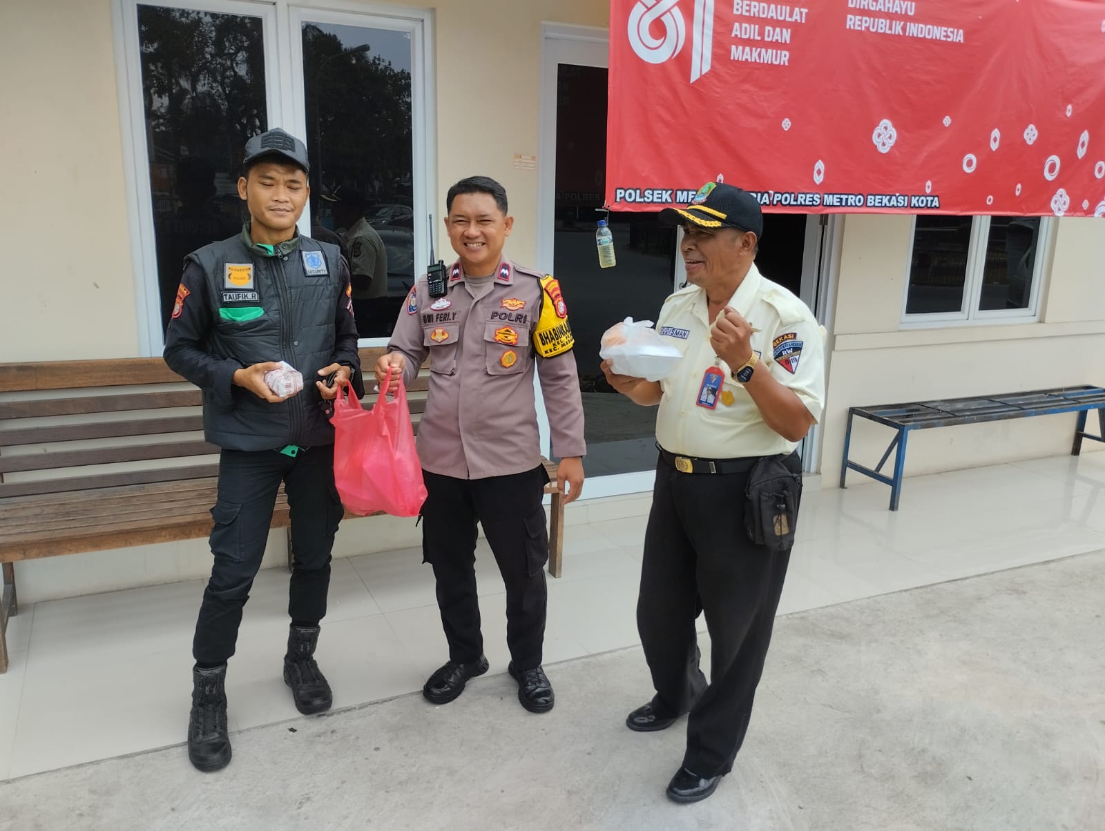 Polisi Baik “Jumat Berkah”, Polsek Medan Satria Berbagi Kebahagiaan untuk Warga