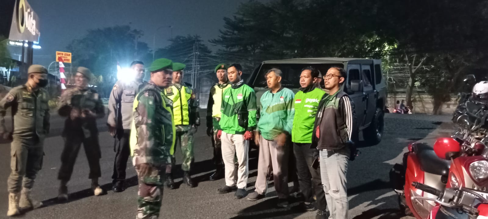 Jaga Kondusivitas Wilayah, Koramil 05/Bantar Gebang Intensifkan Patroli Malam Bersama Aparat Keamanan