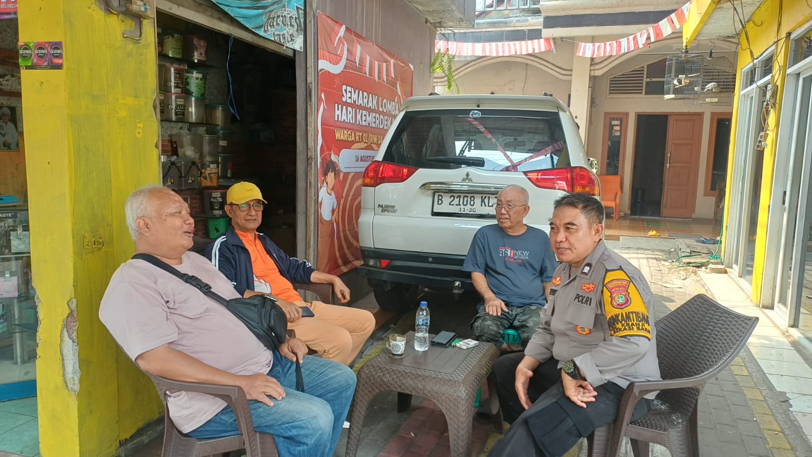 Bhabinkamtibmas Kranji Polsek Bekasi Barat Patroli Sambangi Warga, Pastikan Wilayah Aman