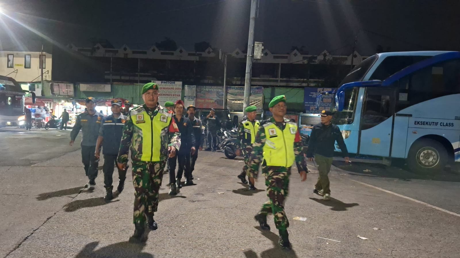 Patroli Humanis Malam Hari, Koramil 03/Teluk Pucung Bersinergi Bersama Polri dan Satpol PP Cegah Gangguan Kamtibmas