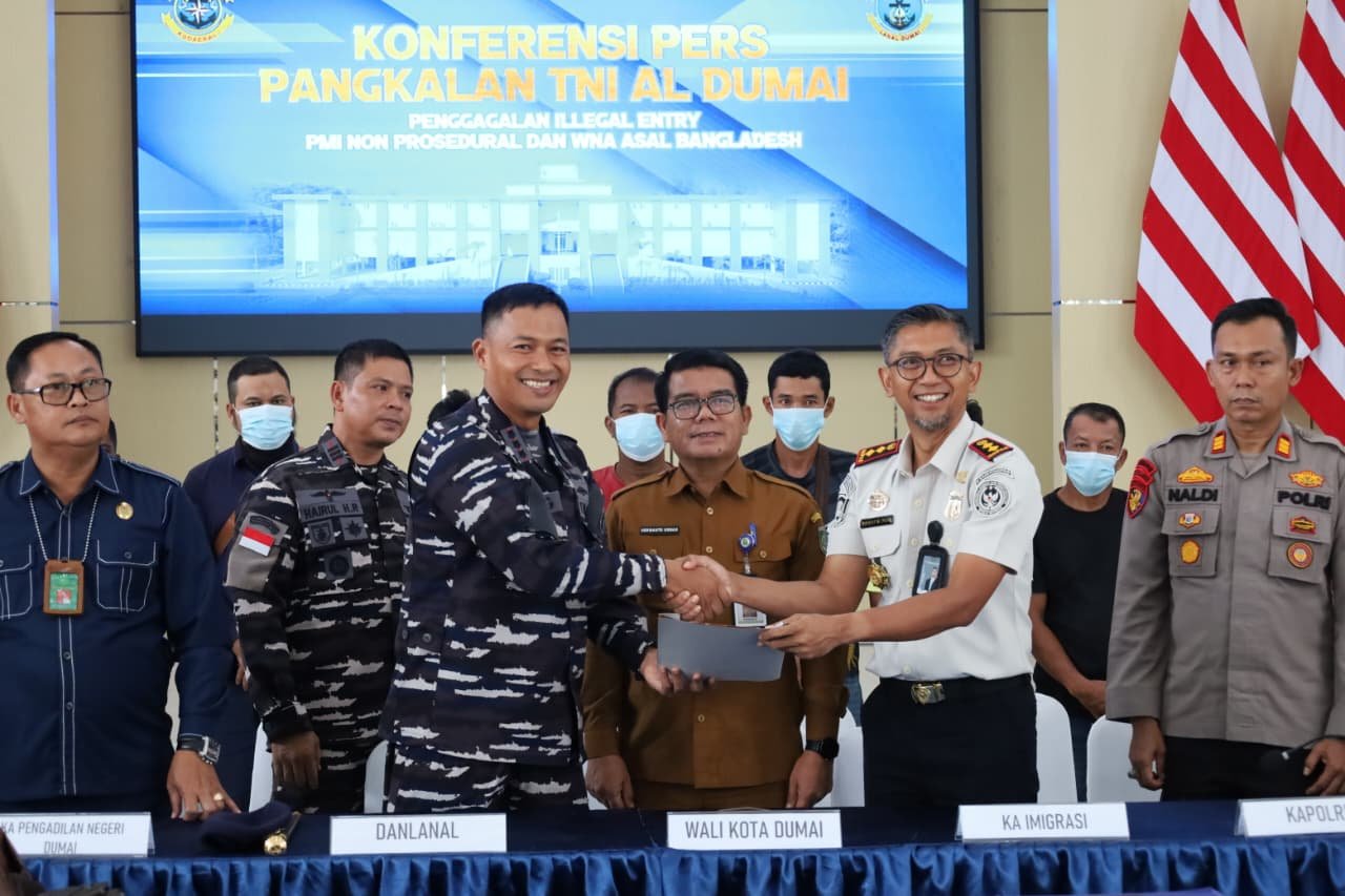 Gerak Cepat Tim Quick Rerspon Lanal Dumai Gagalkan _Illegal Entry_, 16 Orang dan Satu Speed Boat Berhasil Diamakan di Pesisir Kota Dumai