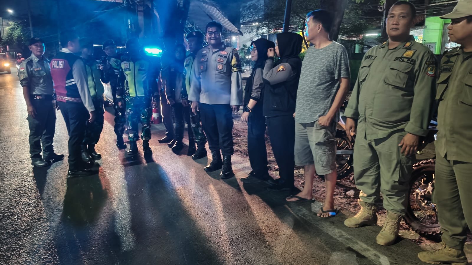 Waspada Gangguan Kamtibmas, Babinsa Koramil 05/Bantar Gebang Tingkatkan Patroli Malam Bersama Kepolisian dan Linmas
