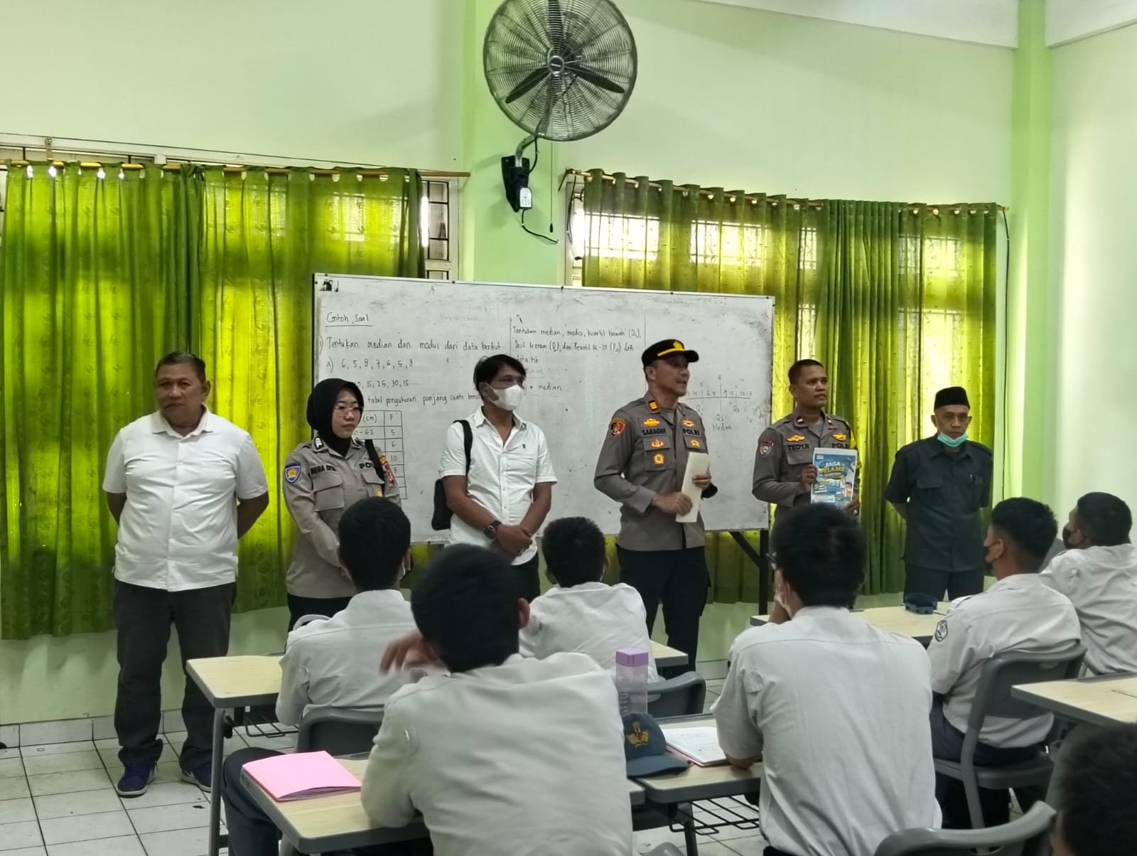 Secara Serentak Kapolsek Bekasi Barat Pimpin Sosialisasi Maklumat Kapolres, Jaga Pelajar dari Pengaruh Negatif