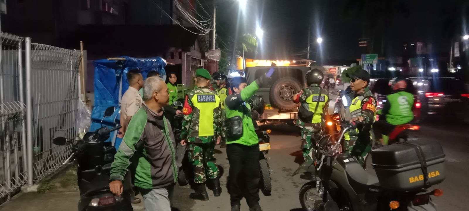 Patroli Tanpa Henti, Koramil 02/Pondok Gede Bersama Polri dan Satpol PP Pantau Kamtibmas Malam Hari