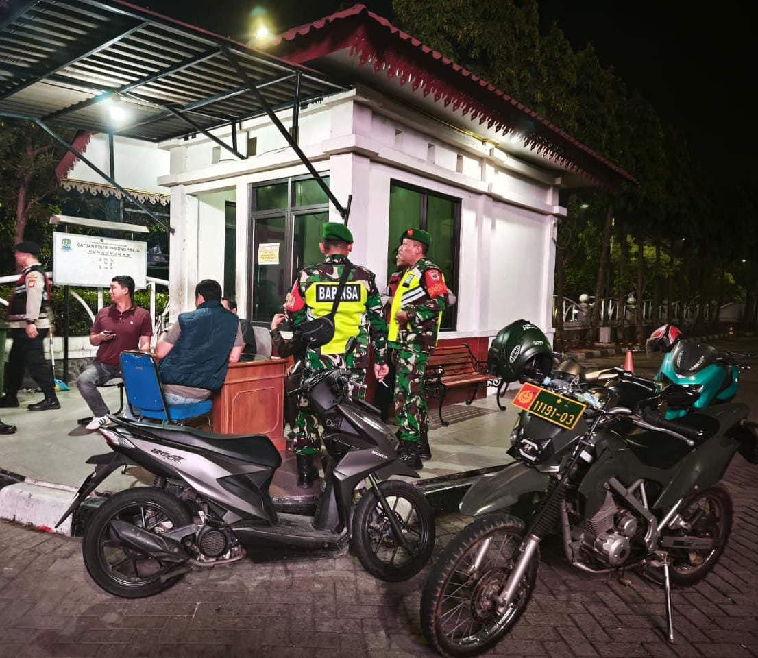 Patroli Malam Bersama, Koramil 03/Teluk Pucung Pastikan Keamanan Lingkungan Tetap Terjaga