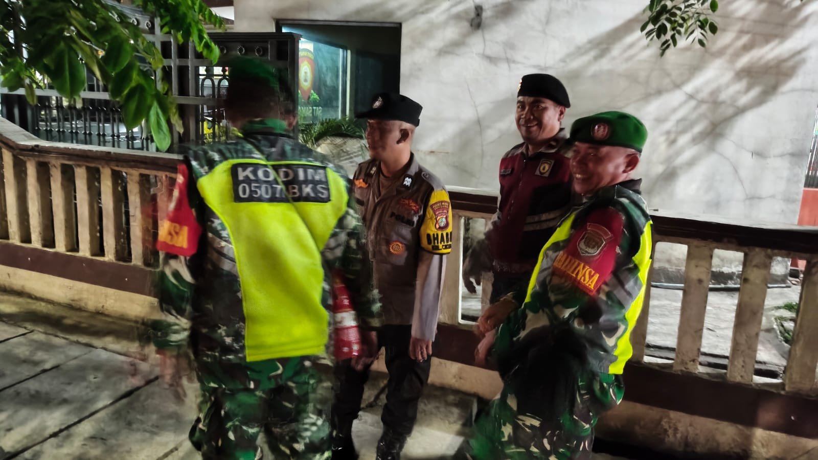 Patroli Humanis Babinsa Koramil 05/Bantar Gebang, Pererat Kedekatan dengan Warga Demi Menjaga Kamtibmas