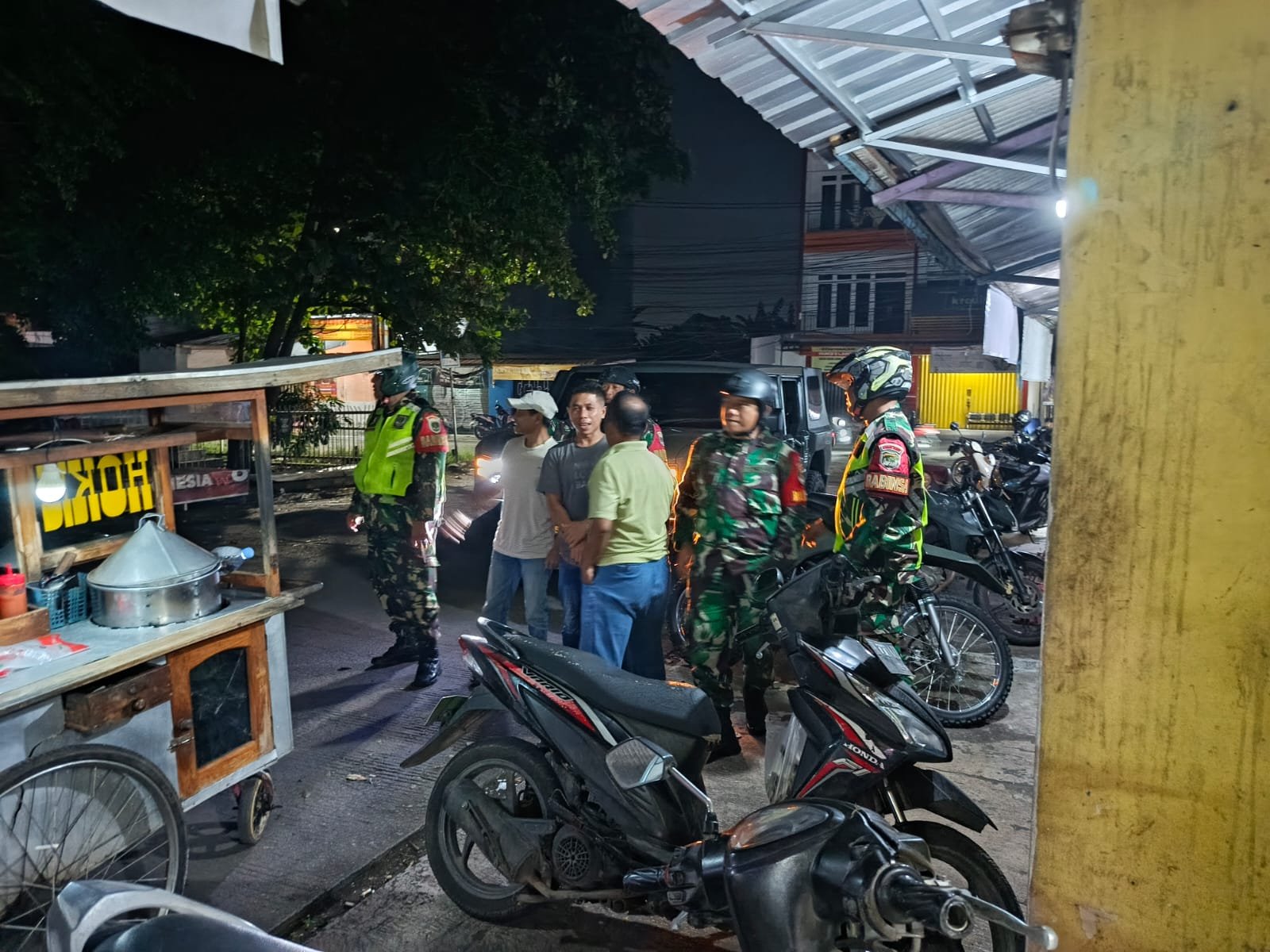 Cegah Tindakan Kejahatan Malam , Koramil 02/Pondok Gede Bersama Polsek Pondok Gede Jamin Kondusivitas Keamanan