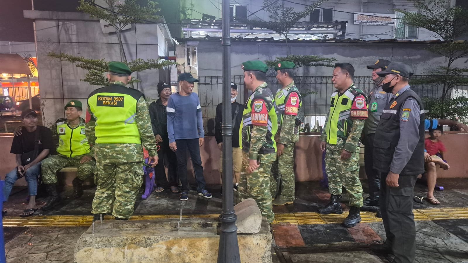 Patroli Gabungan Koramil 02/Pondok Gede Bersama Mitra Jaya, Langkah Nyata Jaga Keamanan dan Ketertiban Warga