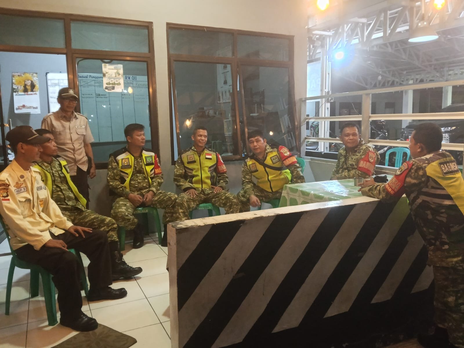 Hadir Berikan Rasa Aman dan Nyaman, Personel Koramil 01/Kranji Laksanakan Patroli Malam di Wilayah Binaan